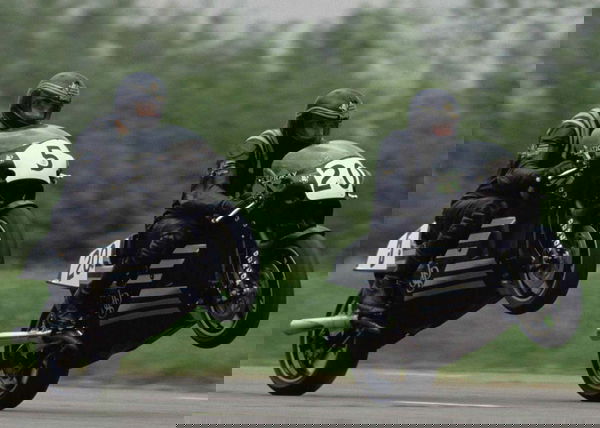 Norton Rotary Bikes con Trevor Nation e Steve Spray che fanno una ruota