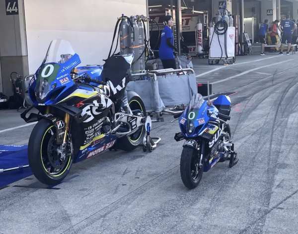 Mini Suzuki GSX-R accanto a GSX-R1000R. Credito - Supermoto8