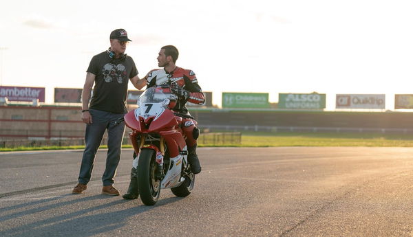 Una schermata da un film motociclistico (flop) una mossa veloce