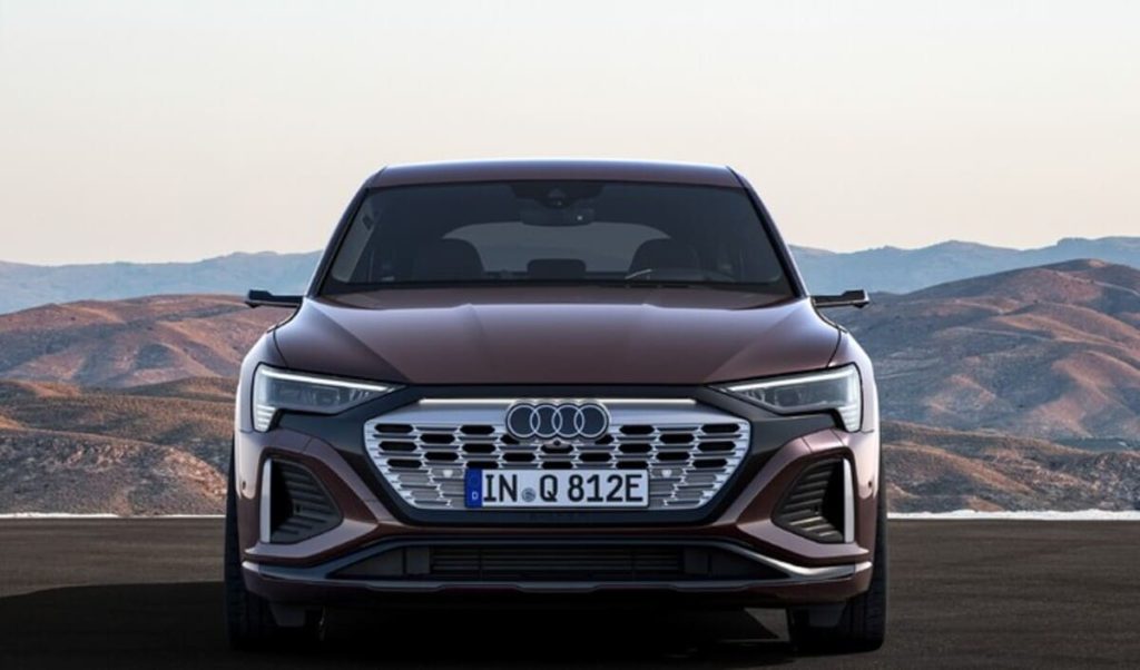 Un'Audi Q8 e-tron dotata di telecamere posteriori montate su bracci. Pertanto, non consentono di risparmiare molto spazio esterno...