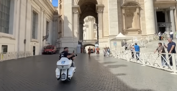La bici viene cavalcata dalla piazza di San Pietro