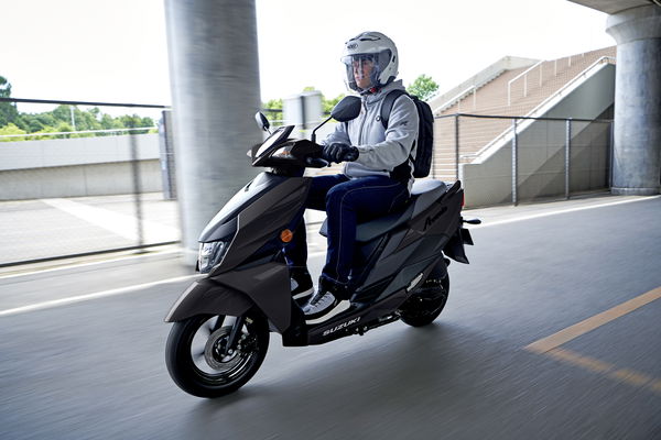 Suzuki Avenis nella sua livrea tutto nero