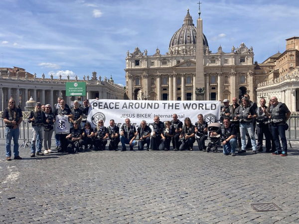 I motociclisti di Gesù cristiano nella piazza di San Pietro