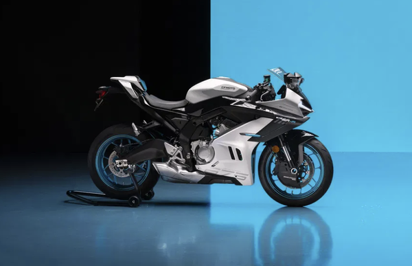 Moto 675SR-R di CFMOTO