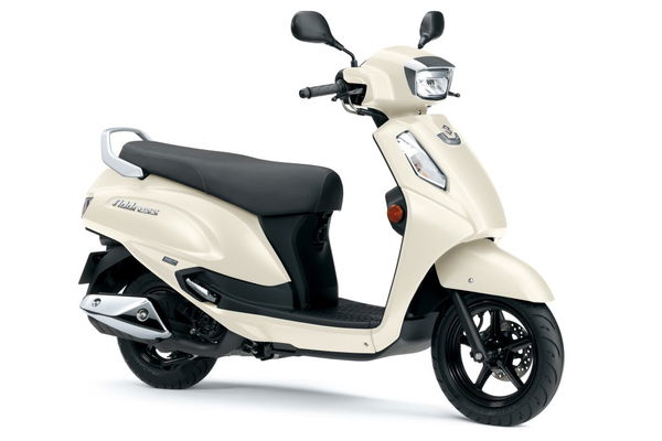 2026 Suzuki Indirizzo 125 in una colorazione bianca perla