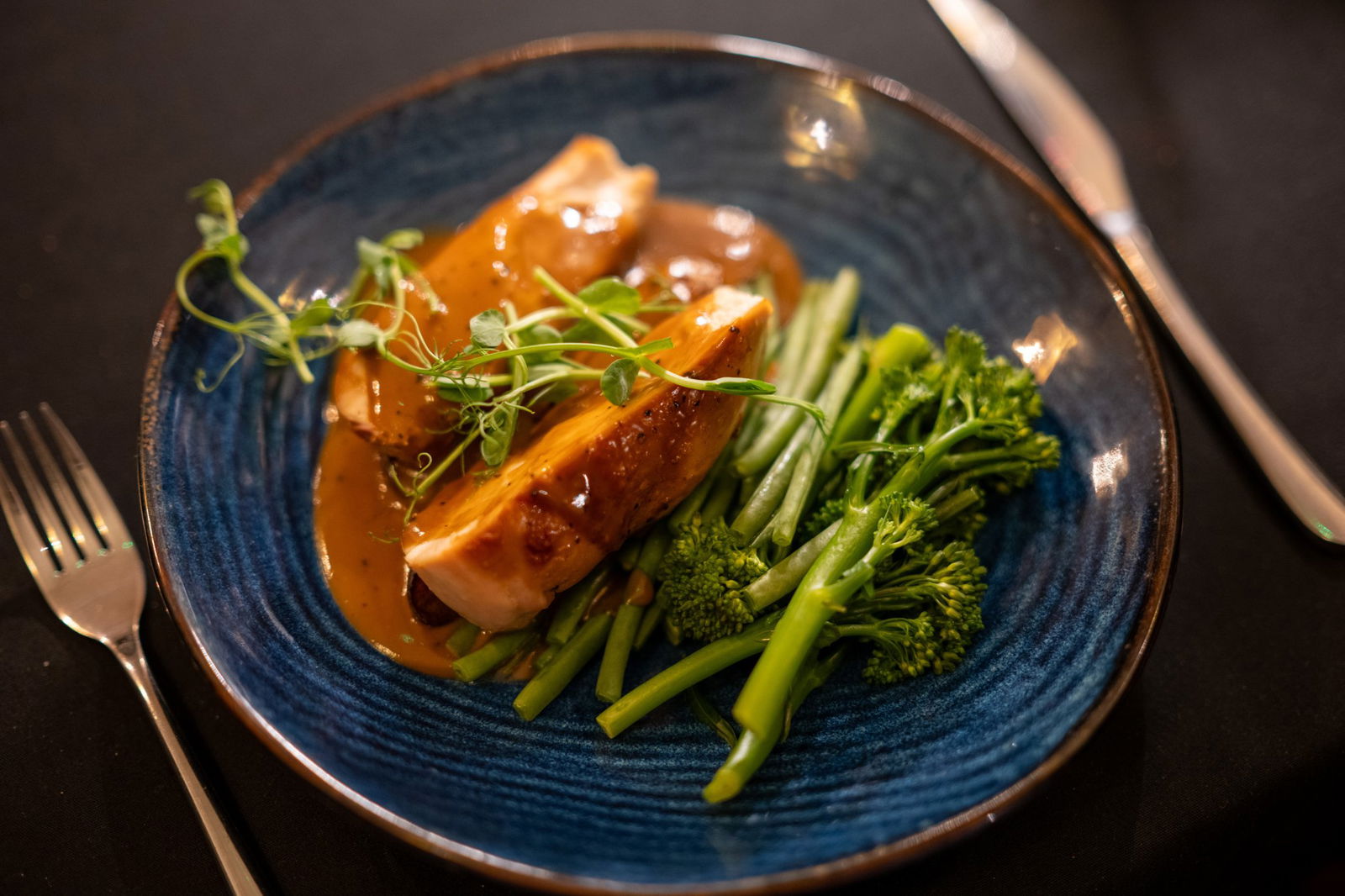 Il cibo è ottimo, con un menù vario