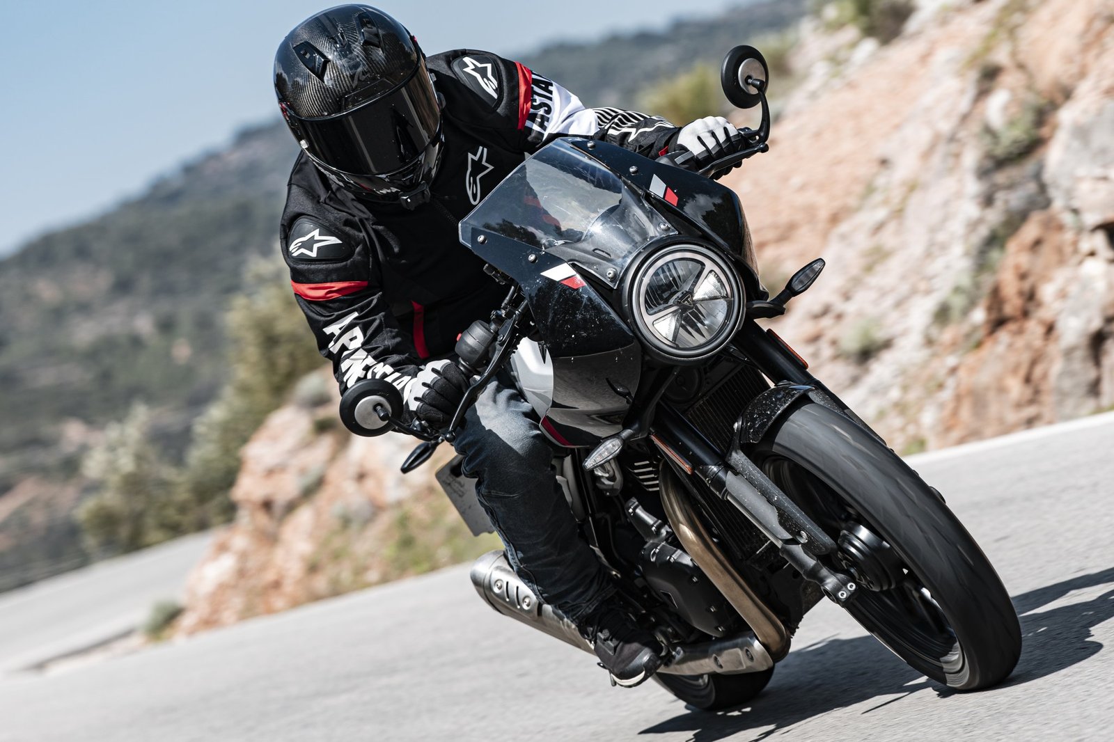Triumph Thruxton 400 - in sella