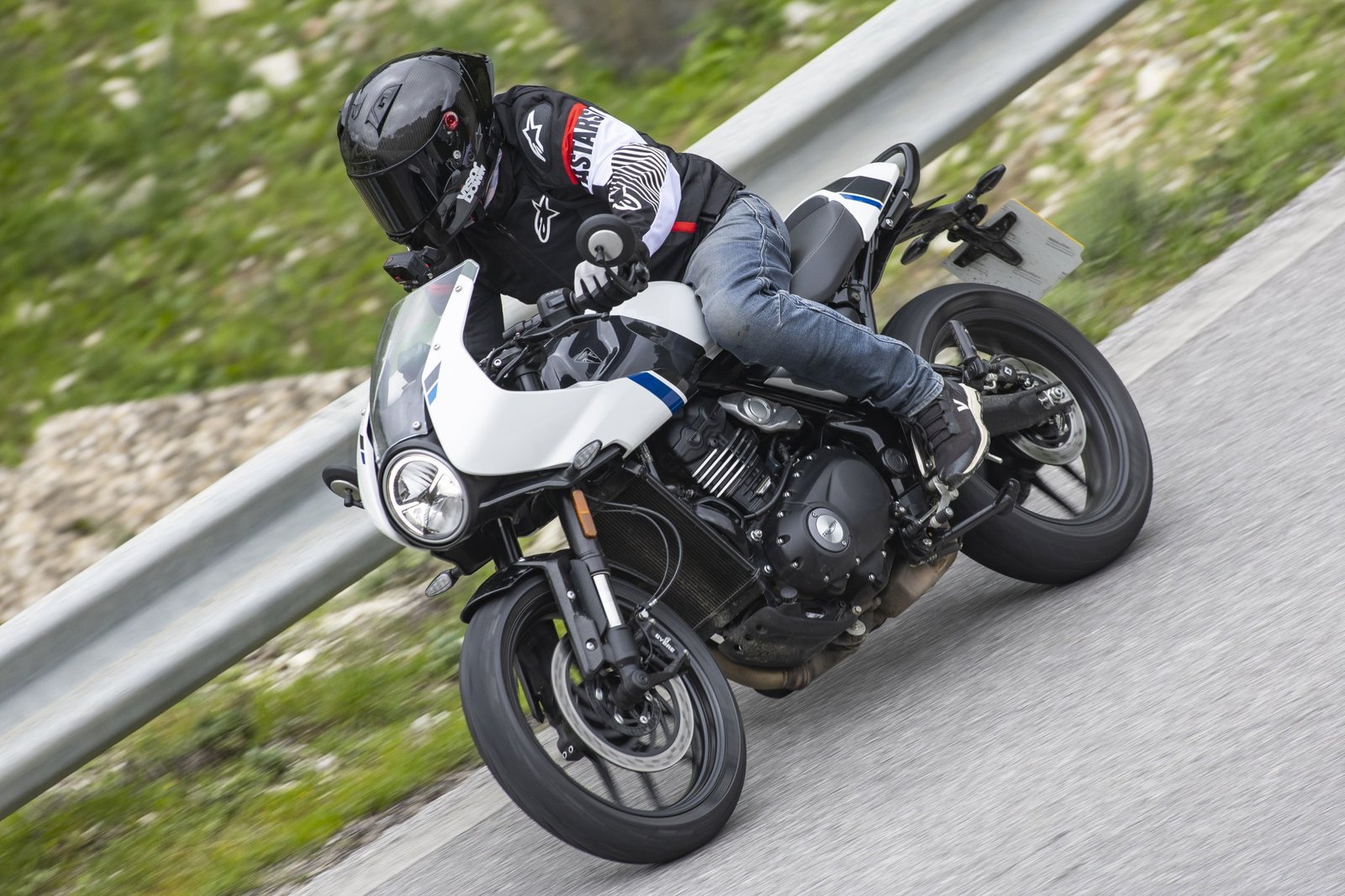 Triumph Thruxton 400 - in sella
