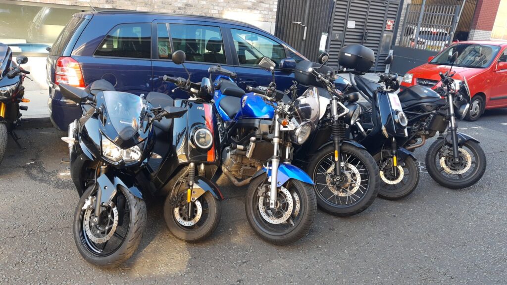 Il comune di Londra fa marcia indietro dopo anni di opposizione ai piani di parcheggio per moto