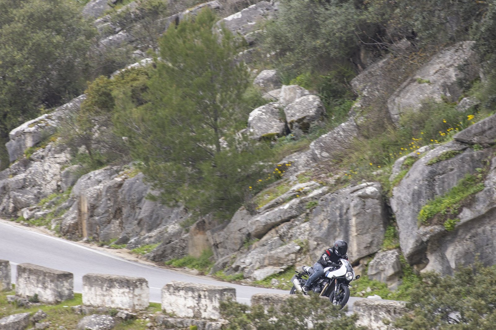 Triumph Thruxton 400 - in sella