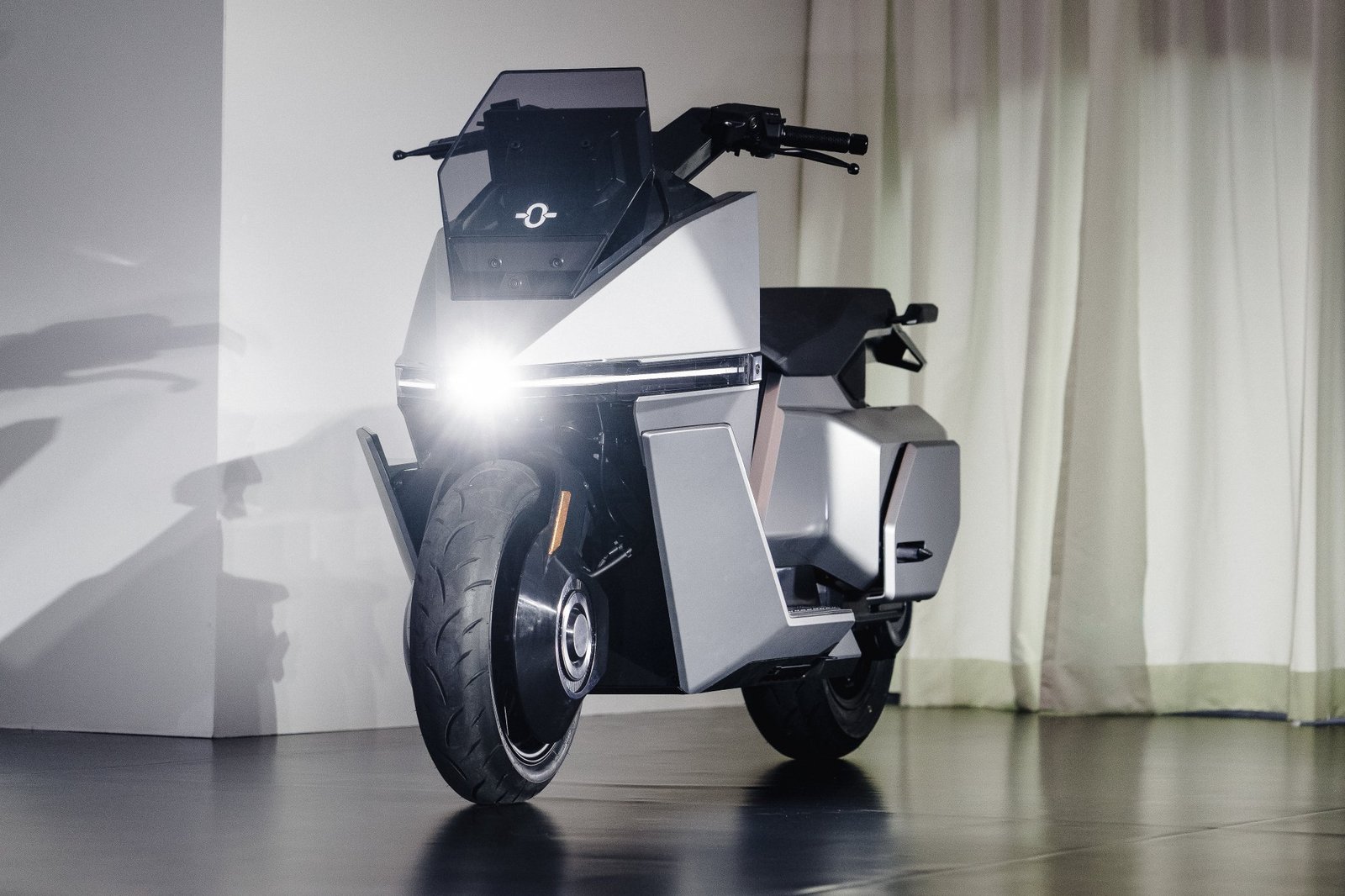 Lo scooter autobilanciante Omoway OMO-X