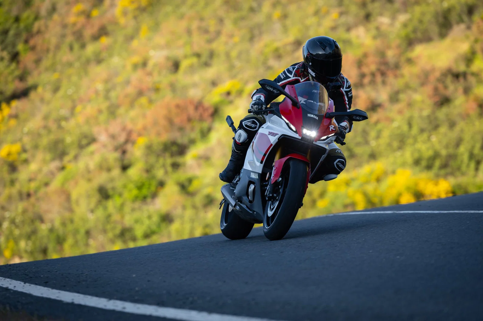 La Yamaha R7 del 2026 - in sella