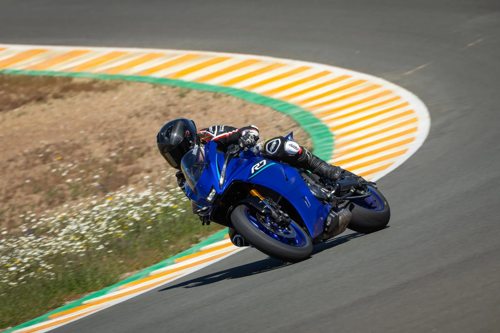La Yamaha R7 del 2026 - in sella