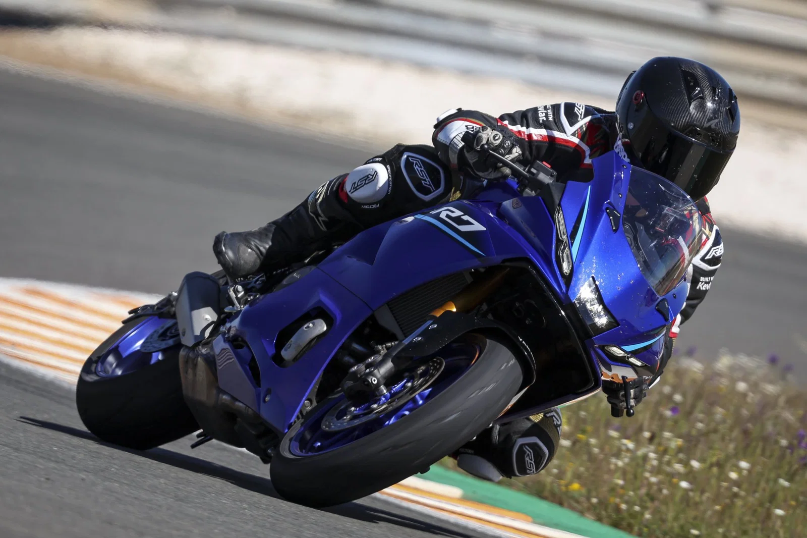 La Yamaha R7 del 2026 - in sella