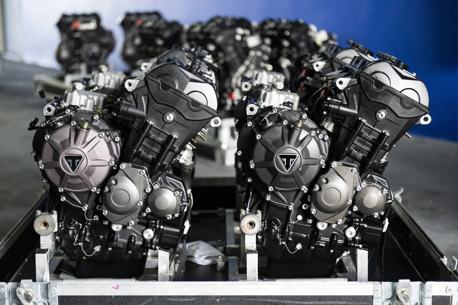 Schiere di motori Moto2 in attesa di essere utilizzati
