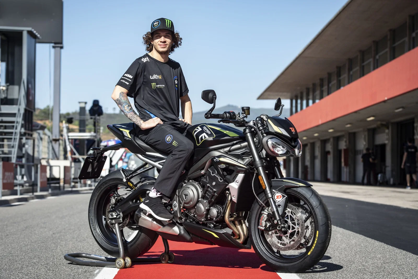 Marco Bezzecchi seduto su una Triumph Street Triple 765