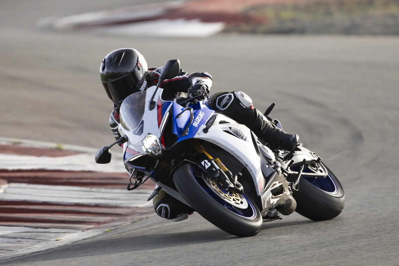 La Suzuki GSX-R1000R del 2026 - in sella