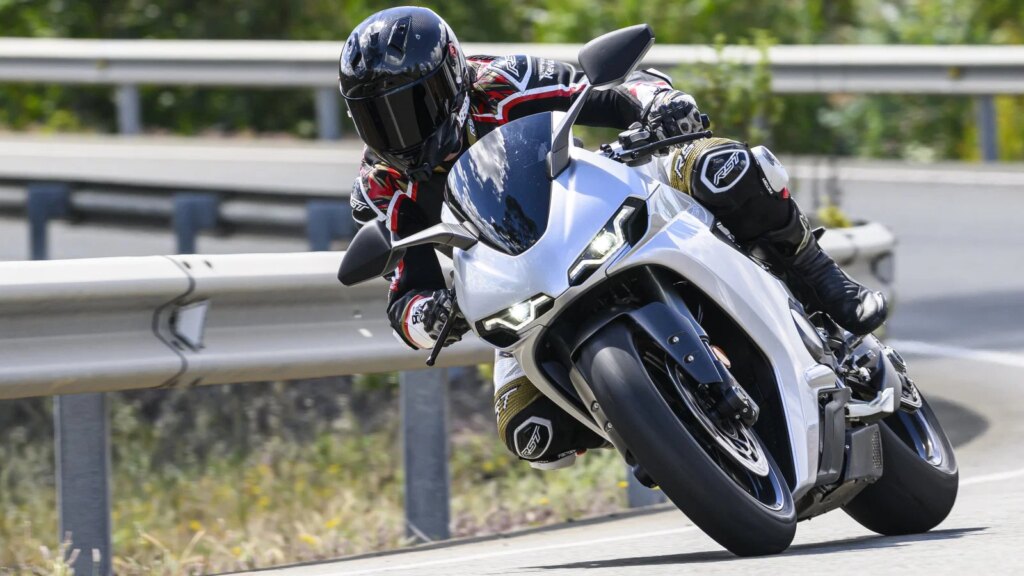 The Norton Manx R - riding