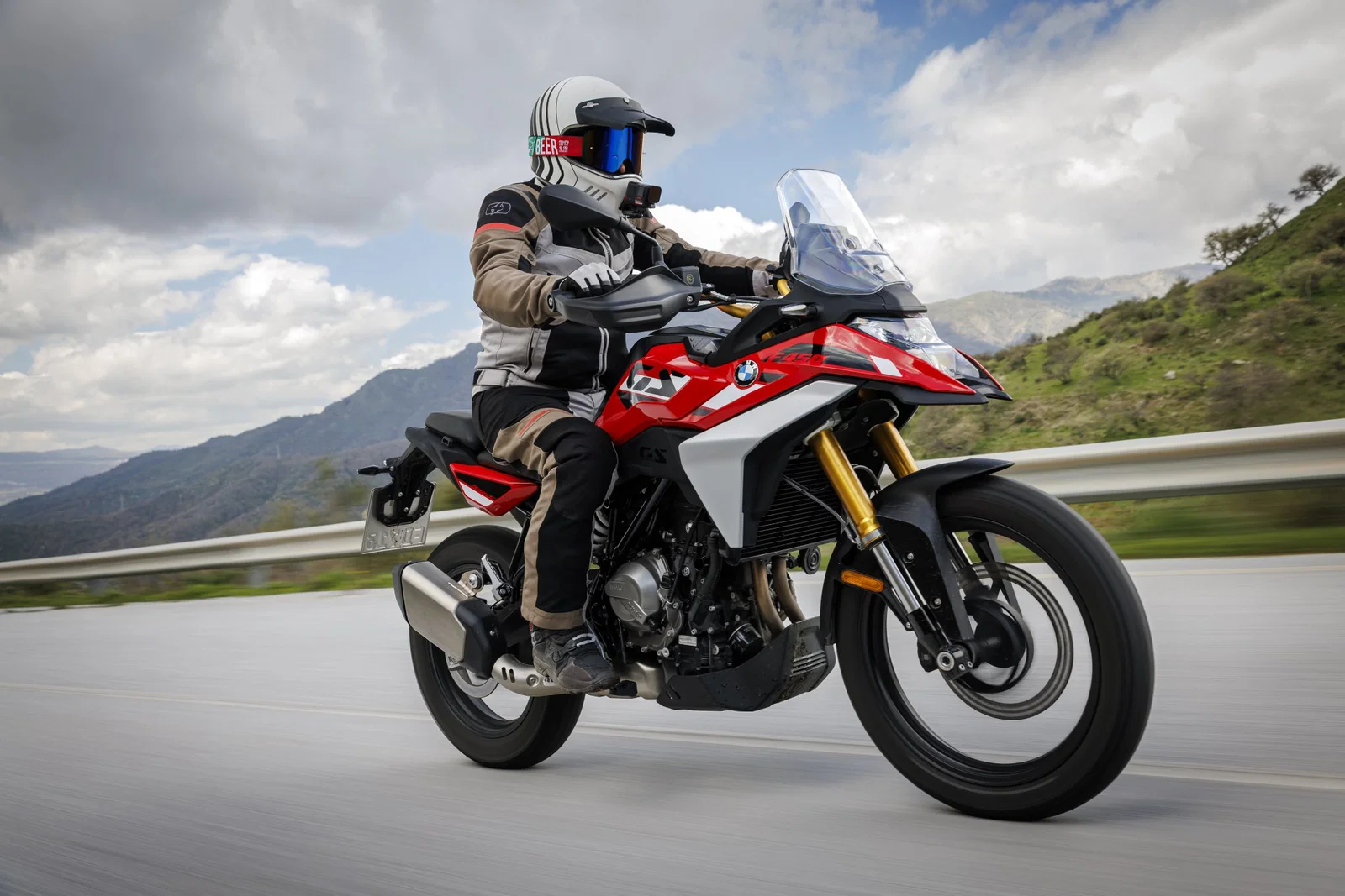 In sella alla BMW F450 GS
