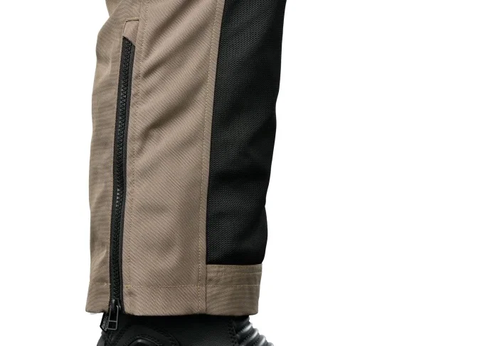 E polsino alla caviglia dei pantaloni