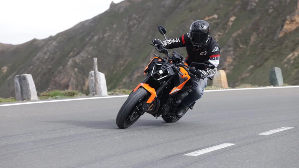 The KTM 790 Duke - riding