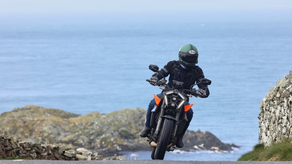 La polizia emette avvisi dopo che, secondo quanto riferito, un motociclista ha raggiunto i 300 km/h al TT dell'Isola di Man