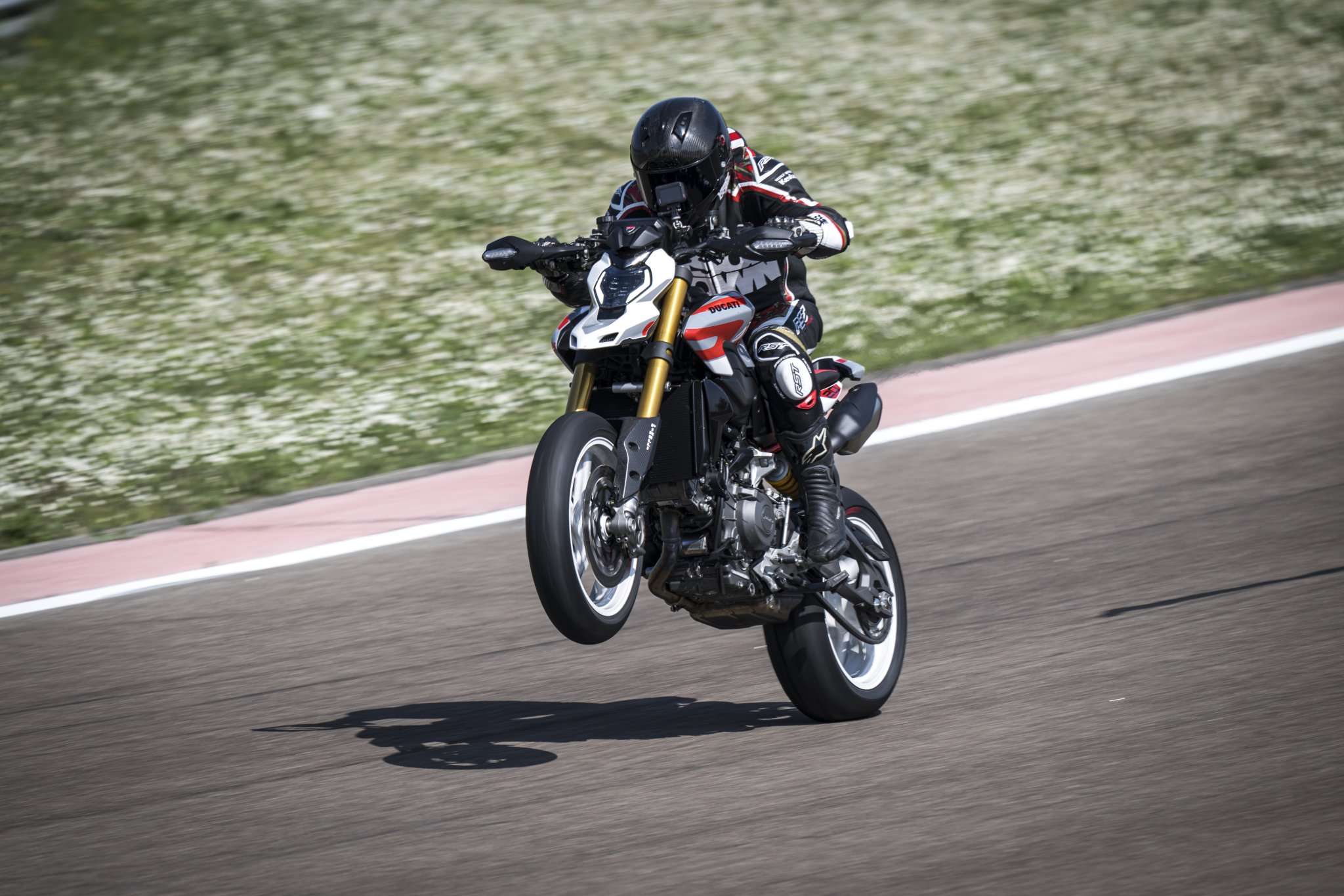 La Ducati Hypermotard V2 SP - guida
