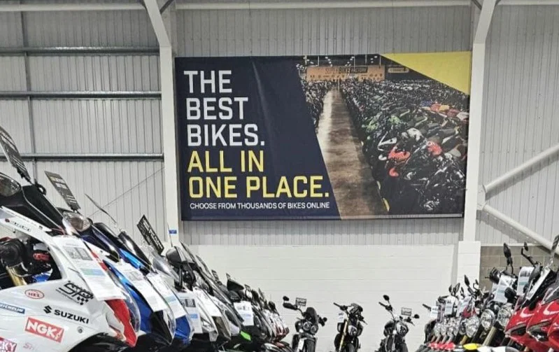 All'interno di uno showroom della SuperBike Factory