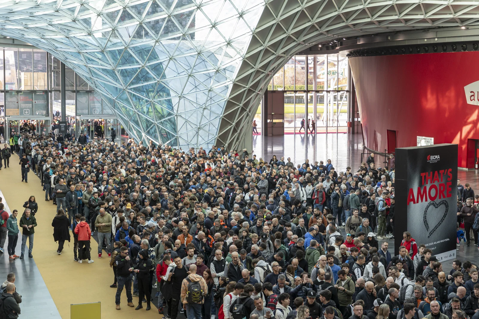 La folla in attesa di partecipare all'evento (e sì, ci siamo, da qualche parte!)