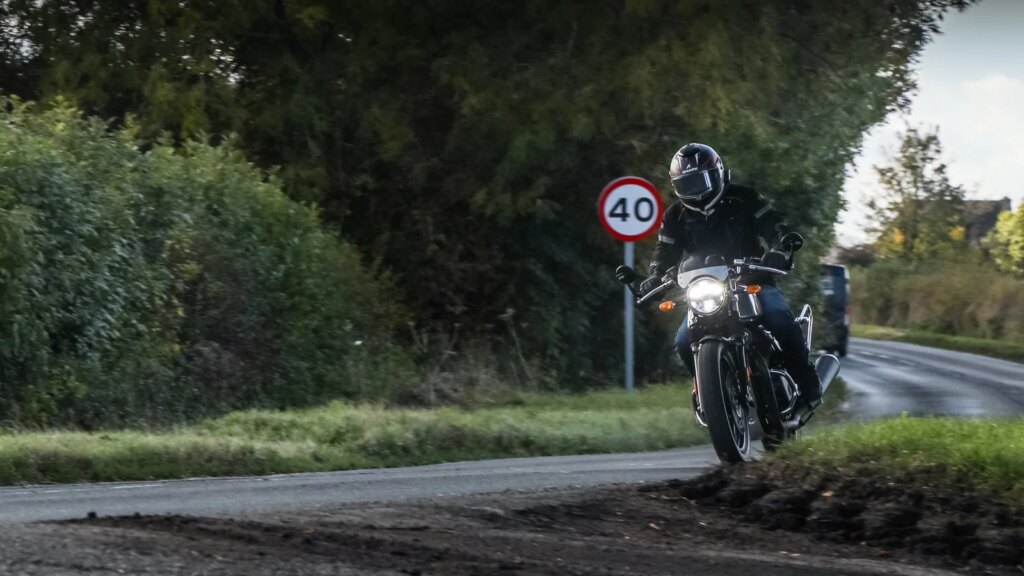 Royal Enfield Continental GT 650 - riding