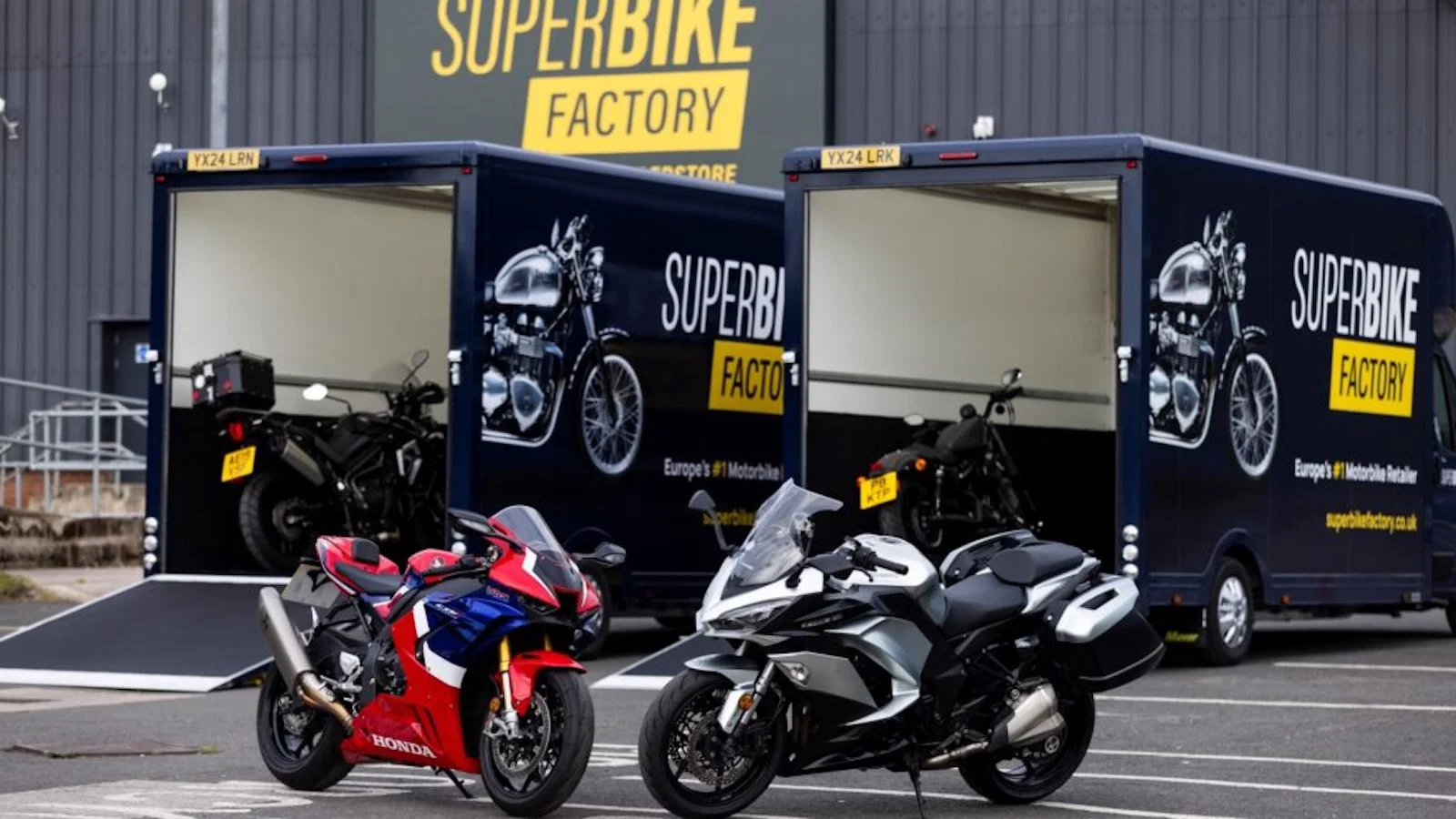 Due bici alla SuperBike Factory - Immagine: Endless LLP
