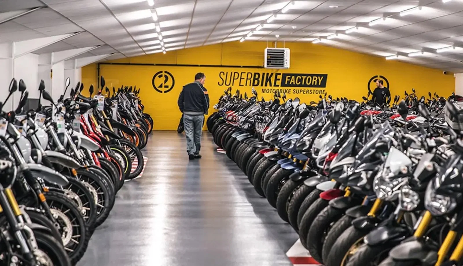 All'interno di uno showroom della SuperBike Factory