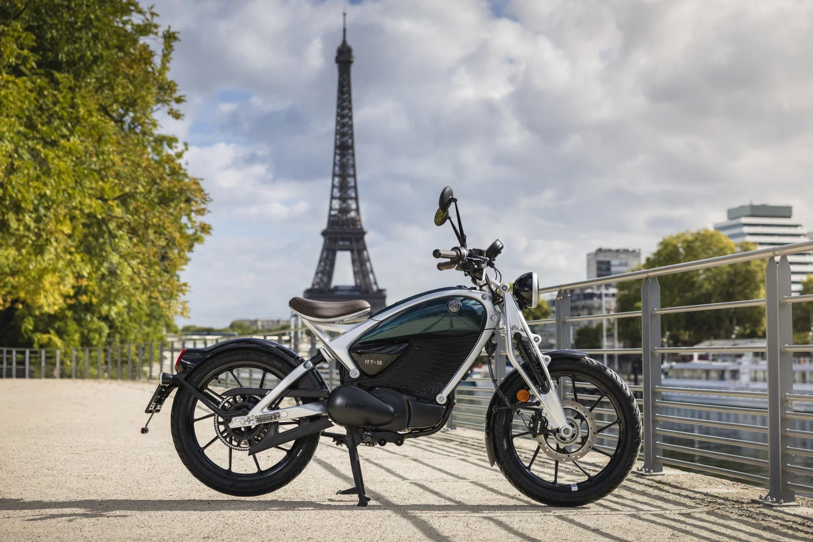 Royal Enfield Flying Flea davanti alla Torre Eiffel a Parigi.