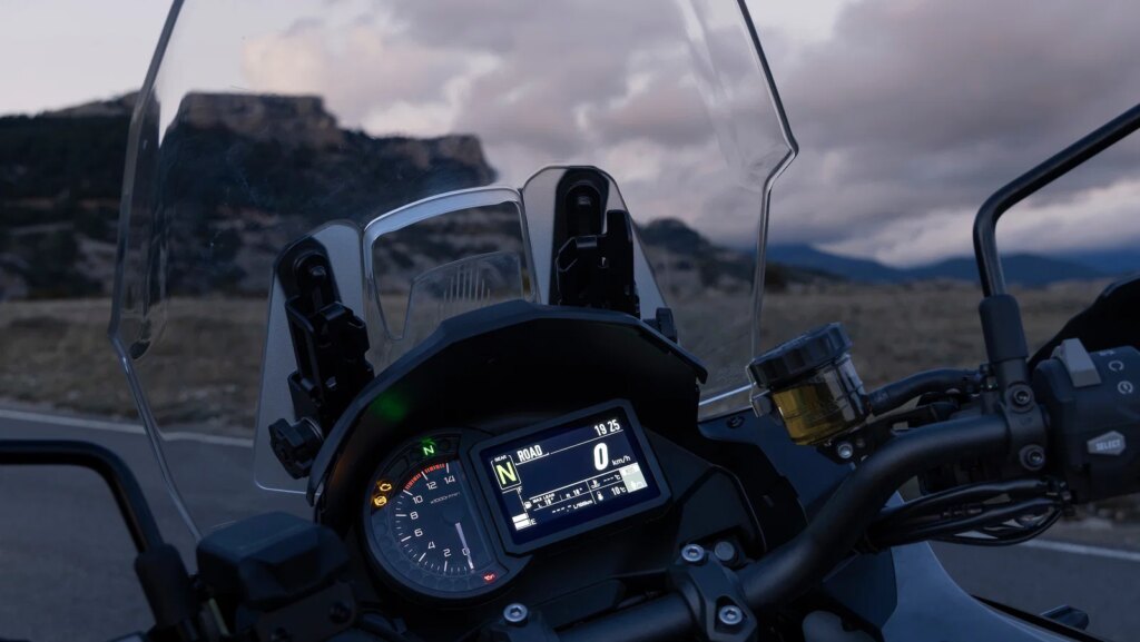 Kawasaki stuzzica il potenziale rivale della Honda CB1000GT